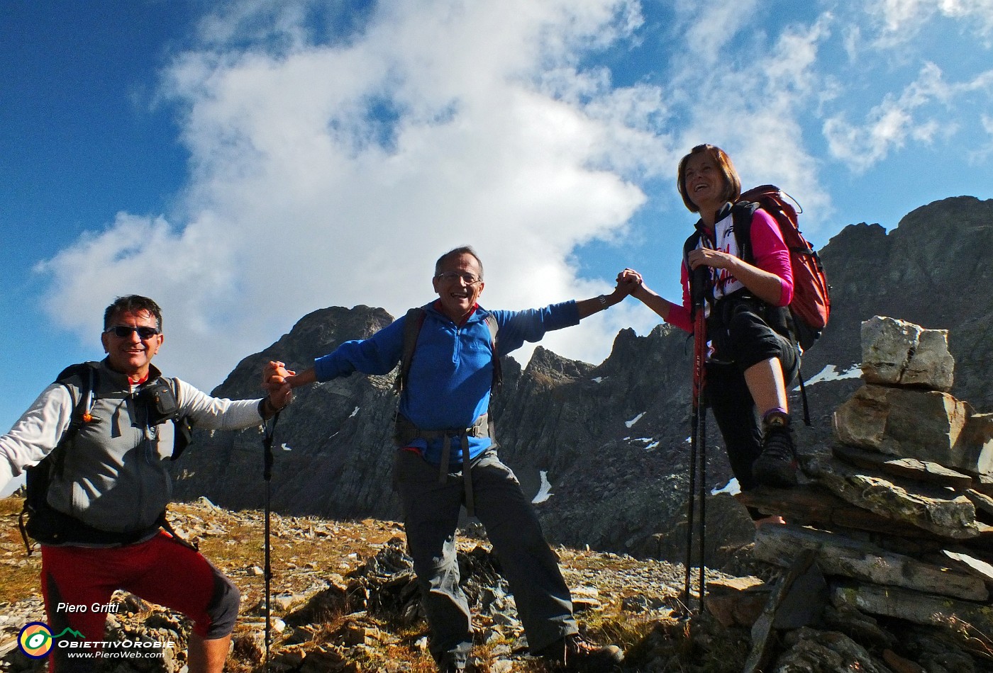 53 Noi tre sullo sfondo del  Monte Pradella ( 2626 m).JPG